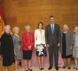 Sus Majestades los Reyes junto a las autoridades, que les han acompañado durante su visita