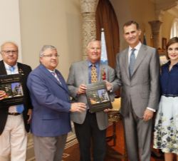 Los Reyes reciben el libro "San Agustín-Avilés. Historia de 90 años de dos Ciudades Hermanas"