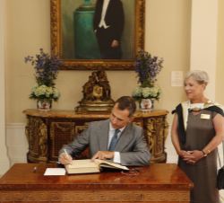 Su Majestad el Rey firma en el libro de honor de San Agustín en presencia de la alcaldesa de la ciudad