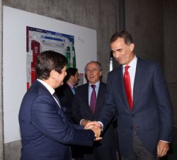 Su Majestad el Rey es recibido a su llegada por el ministro de Deportes de Francia, Patrick Kanner, en presencia del embajador de España en Francia, R