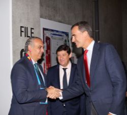 Don Felipe, con el presidente de la Federación Española de Baloncesto, José Luis Sáez, en presencia del ministro de Deportes de Francia, Patrick Kanne