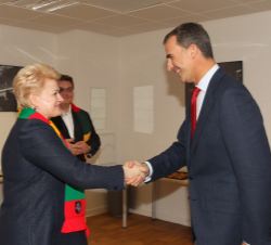 Saludo entre Don Felipe y la Presidenta de Lituania, Dalia Grybauskaitė