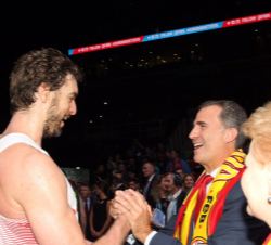 Don Felipe felicita a Pau Gasol