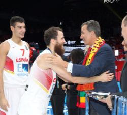Don Felipe felicita a Sergio Rodríguez, en presencia de Guillermo Hernángomez
