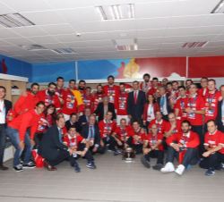 El Rey y la delegación española, con los jugadores, equipo técnico y directivos del equipo nacional