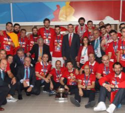 El Rey y la delegación española, con los jugadores, equipo técnico y directivos del equipo nacional