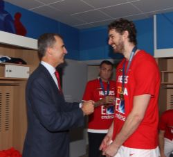 Don Felipe, con Pau Gasol