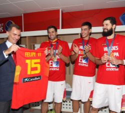 Don Felipe, con una camiseta con su nombre, junto a Nikola Mirotic, Guillermo Hernángomez y Felipe Reyes