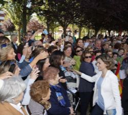 Doña Letizia saluda a los ciudadanos que acudieron a recibirla