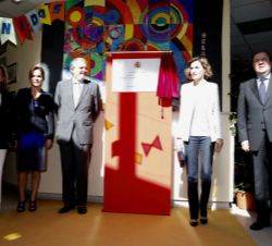 Doña Letizia, junto con las autoridades asistentes, tras descubrir una placa conmemorativa