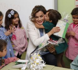 Una de las alumnas de 2º de Educación Infantil da un beso a Doña Letizia