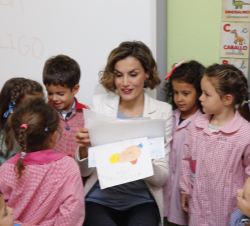 La Reina, con los niños de 2º de Educación Infantil