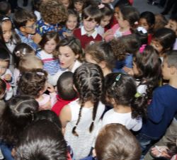 Doña Letizia, con los alumnos en el patio, durante el recreo