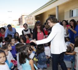 Doña Letizia, con los alumnos en el patio, durante el recreo