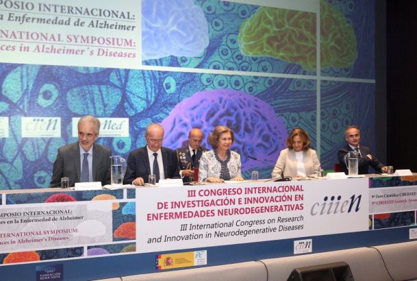 Doña Sofía, en la mesa presidencial, junto a la secretaria de Estado de Investigación, Desarrollo e Innovación, el alcalde de Málaga, el consejero de 
