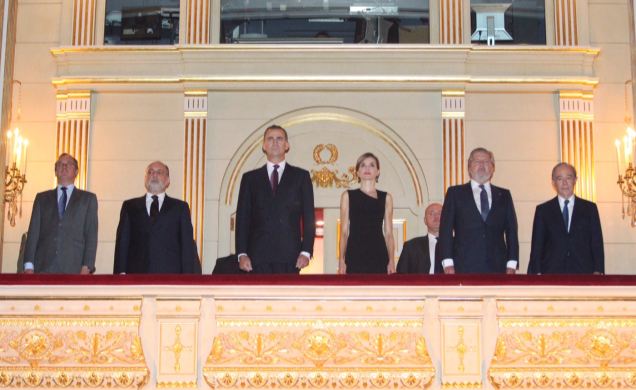 Sus Majestades los Reyes en el Palco Real durante la interpretación del Himno Nacional