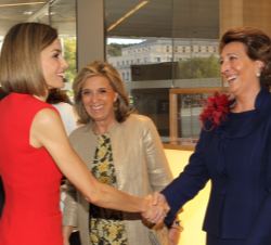 Su Majestad la Reina recibe el saludo de la presidenta de la AECC y su Fundación Científica, Isabel Oriol