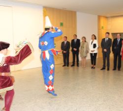 Su Majestad la Reina con las autoridades asistentes al acto, durante el baile tradicional de bienvenida, Tetín