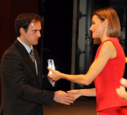 Su Majestad la Reina entrega una de las Ayudas a la Investigación Oncológica