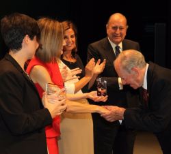Su Majestad la Reina entrega una de las Ayudas a la Investigación Oncológica