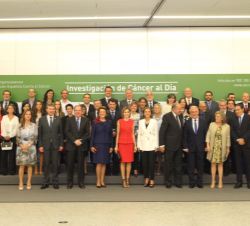 Fotografía de grupo de Doña Letizia con las autoridades y los investigadores que han recibidos las ayudas
