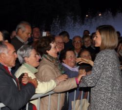 Su Majestad la Reina recibe un caluroso saludo de los burgaleses que la esperaban a su salida del acto