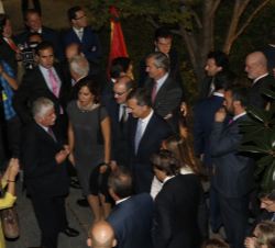 Su Majestad el Rey conversa con algunos de los funcionarios internacionales españoles del sistema de Naciones Unidas y personal diplomático de la Misi