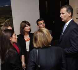 Su Majestad el Rey conversa con funcionarios internacionales españoles del sistema de Naciones Unidas y personal diplomático de la Misión Permanente d