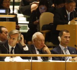 Don Felipe en la Sala del Plenario de las Naciones Unidas acompañado por el ministro de Asuntos Exteriores y de Cooperación, José Manuel García-Margal