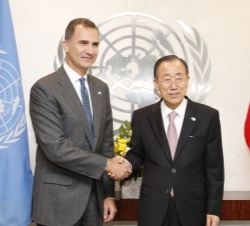 Su Majestad el Rey y el Secretario General de las Naciones Unidas, Ban Ki-moon, se saludan antes del encuentro mantenido entre ambos
