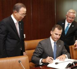 Don Felipe firma en el Libro de Visitas de las Naciones Unidas, en presencia del Secretario General de las Naciones Unidas, Ban Ki-moon