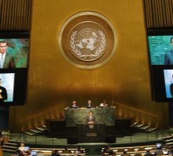 Momento en el que el Rey Don Felipe dirige sus palabras en la Sala del Plenario de las Naciones Unidas 