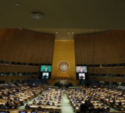 Vista general de la Sala del Plenario de las Naciones Unidas en el momento de la intervención de Su Majestad el Rey