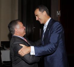 El Rey Don Felipe y el Rey Abdullah II de Jordania se saludan antes del encuentro que mantuvieron entre ambos
