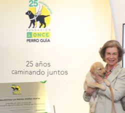 Su Majestad la Reina Doña Sofía con uno de los cachorros que están siendo educados por la Fundación ONCE del Perro Guía