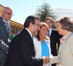 Su Majestad la Reina Doña Sofía recibe el saludo del presidente del Consejo General de la ONCE y de su Fundación