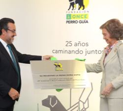 Doña Sofía descubre la placa conmemorativa del 25º aniversario de la Fundación ONCE del Perro Guía