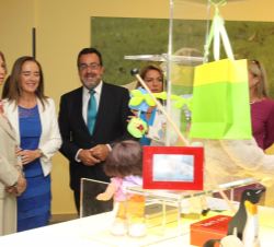 Doña Sofía durante su visita a la exposición “25 años caminando juntos”