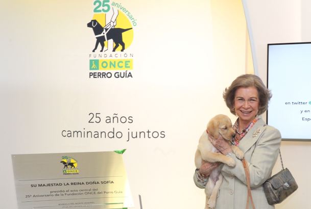 Su Majestad la Reina Doña Sofía con uno de los cachorros que están siendo educados por la Fundación ONCE del Perro Guía