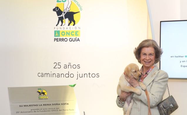Su Majestad la Reina Doña Sofía con uno de los cachorros que están siendo educados por la Fundación ONCE del Perro Guía