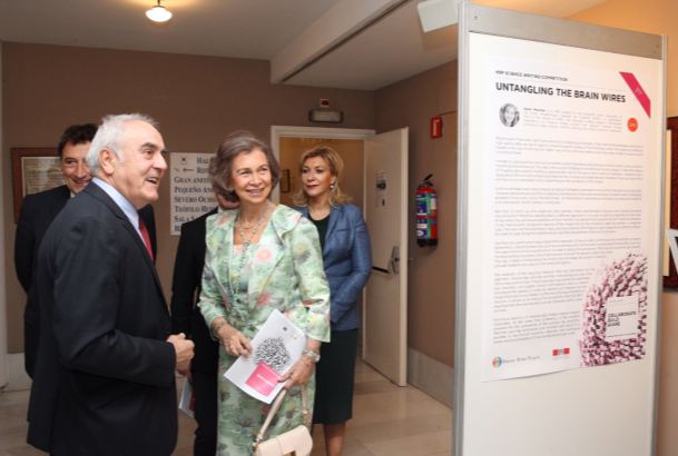 Doña Sofía atiende a las explicaciones de Javier de Felipe, presidente del Comité Organizador de la Cumbre, sobre unos paneles explicativos de la mism