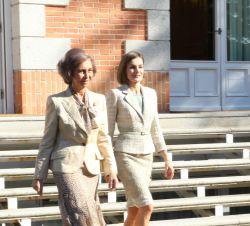 Su Majestad la Reina y Su Majestad la Reina Doña Sofía se dirigen juntas al lugar donde realizó la fotografía con los asistentes a la reunión