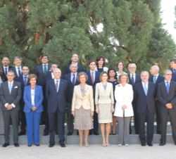 Doña Letizia y Doña Sofía junto a los asistentes a la reunión de la Comisión de Medios de Comunicación de la Fundación de Ayuda contra la Drogadicción
