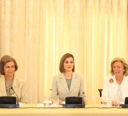 Su Majestad la Reina y Su Majestad la Reina Doña Sofía, que presiden la reunión de la Comisión de Medios de Comunicación de la Fundación de Ayuda cont