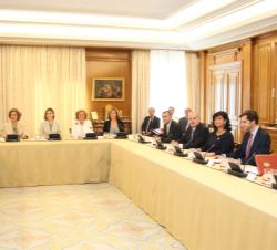 Vista general durante la reunión, presidida por Doña Letizia y Doña Sofía