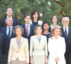 Doña Letizia y Doña Sofía junto a los asistentes a la reunión