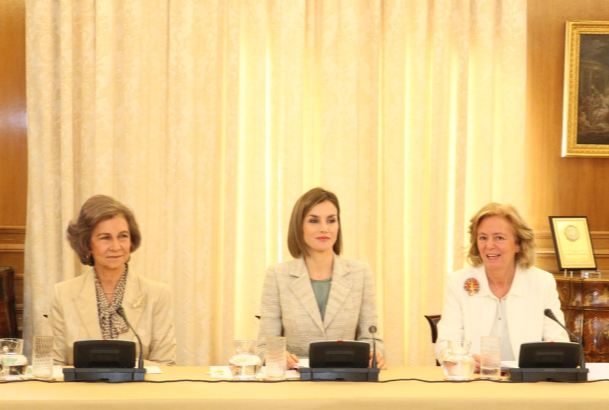 Su Majestad la Reina y Su Majestad la Reina Doña Sofía, que presiden la reunión de la Comisión de Medios de Comunicación de la Fundación de Ayuda cont
