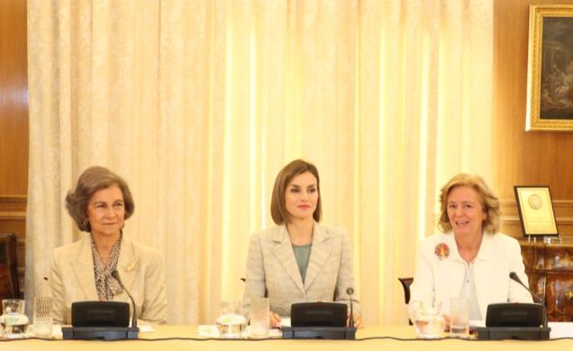 Su Majestad la Reina y Su Majestad la Reina Doña Sofía, que presiden la reunión de la Comisión de Medios de Comunicación de la Fundación de Ayuda cont