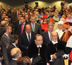 Su Majestad el Rey en la Comitiva Académica, accede al salón de actos de la Universidad de Murcia