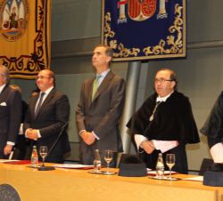 Su Majestad el Rey durante la interpretación del "Gaudeamus Igitur"